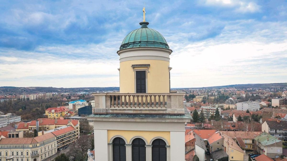 Atyaég, mit csíptek el Eger felett: különös fények ölelték körbe a bazilikát – fotóval