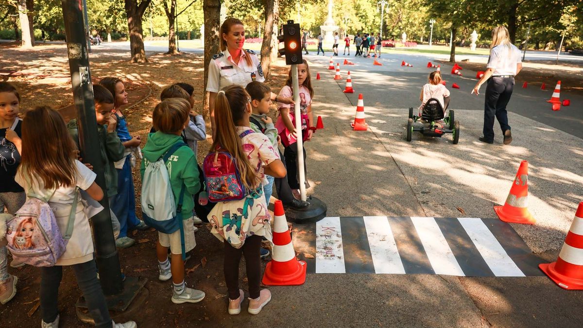 Ennél aranyosabbat ma már biztos nem lát: tűzoltónak álltak az Érsekkertben a gyerekek