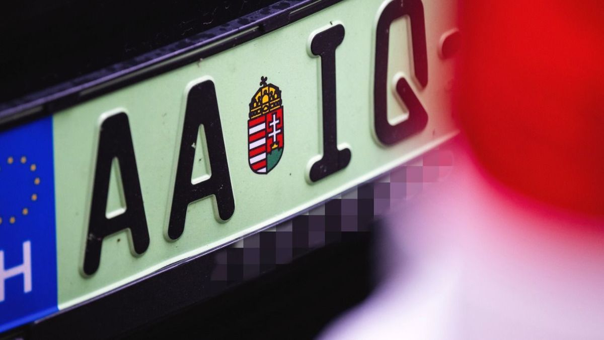 Közeleg a határidő, sok autó rendszámát kell majd lecserélni – Mutatjuk, kiket érint