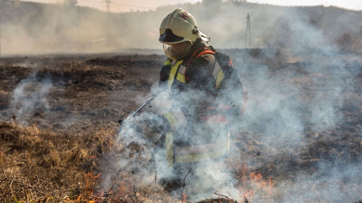 Mindent beborít a rémisztő, fekete füst: hatalmas tűz pusztít Heves határában!