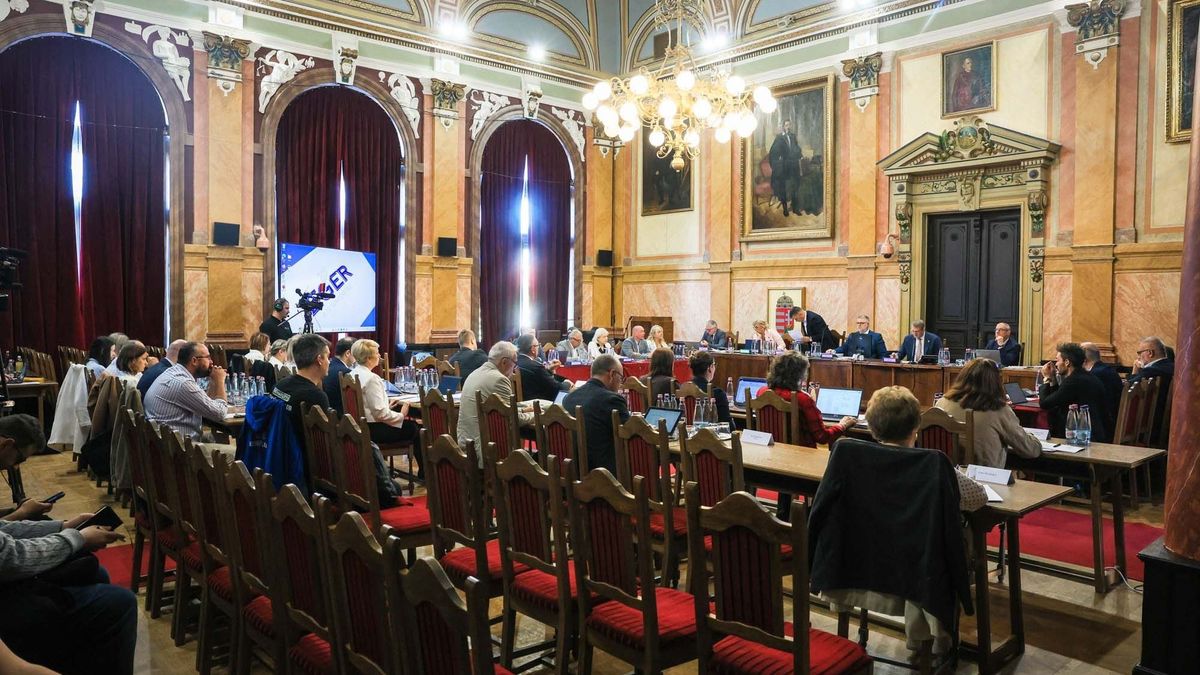 Egymásnak ugrott a Facebookon Eger polgármestere és az országgyűlési képviselő