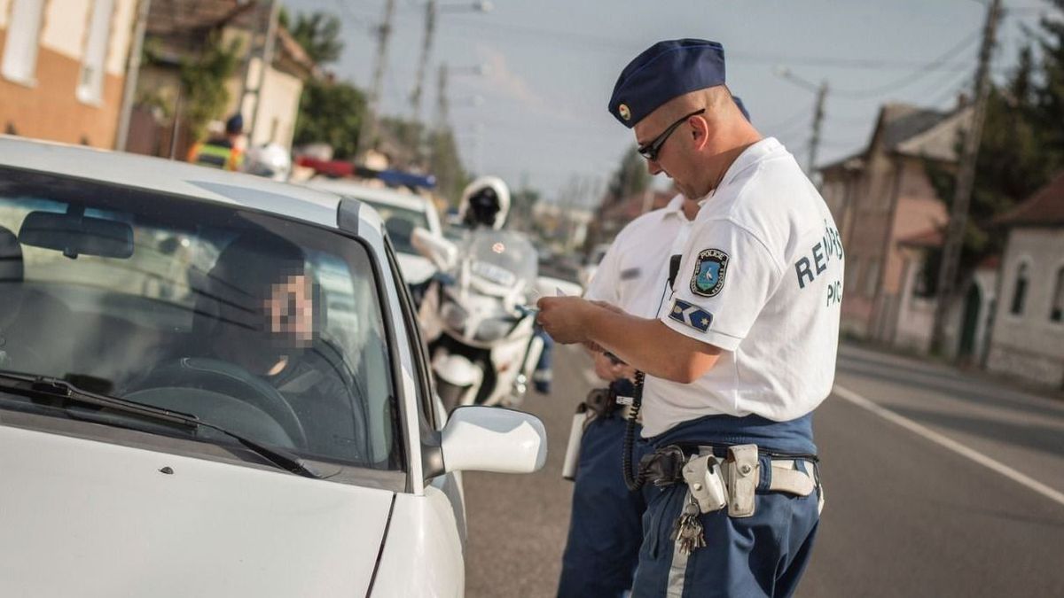 Nem volt elég, hogy vezetéstől eltiltva közlekedett, még egy autónak is nekiment