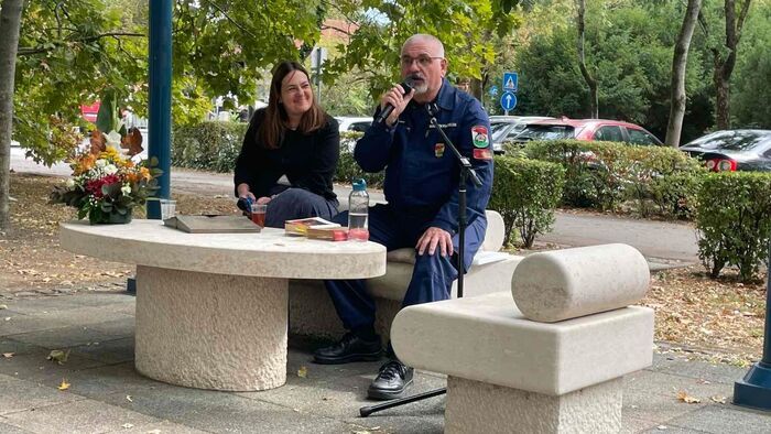 Le a kalappal! Olyat vállalt a tűzoltó Egerben, amit mindenki tátott szájjal nézett