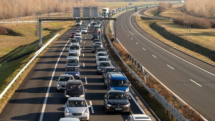 Nekicsapódott a szalagkorlátnak egy autó az M3-ason, mutatjuk, hol történt a baleset