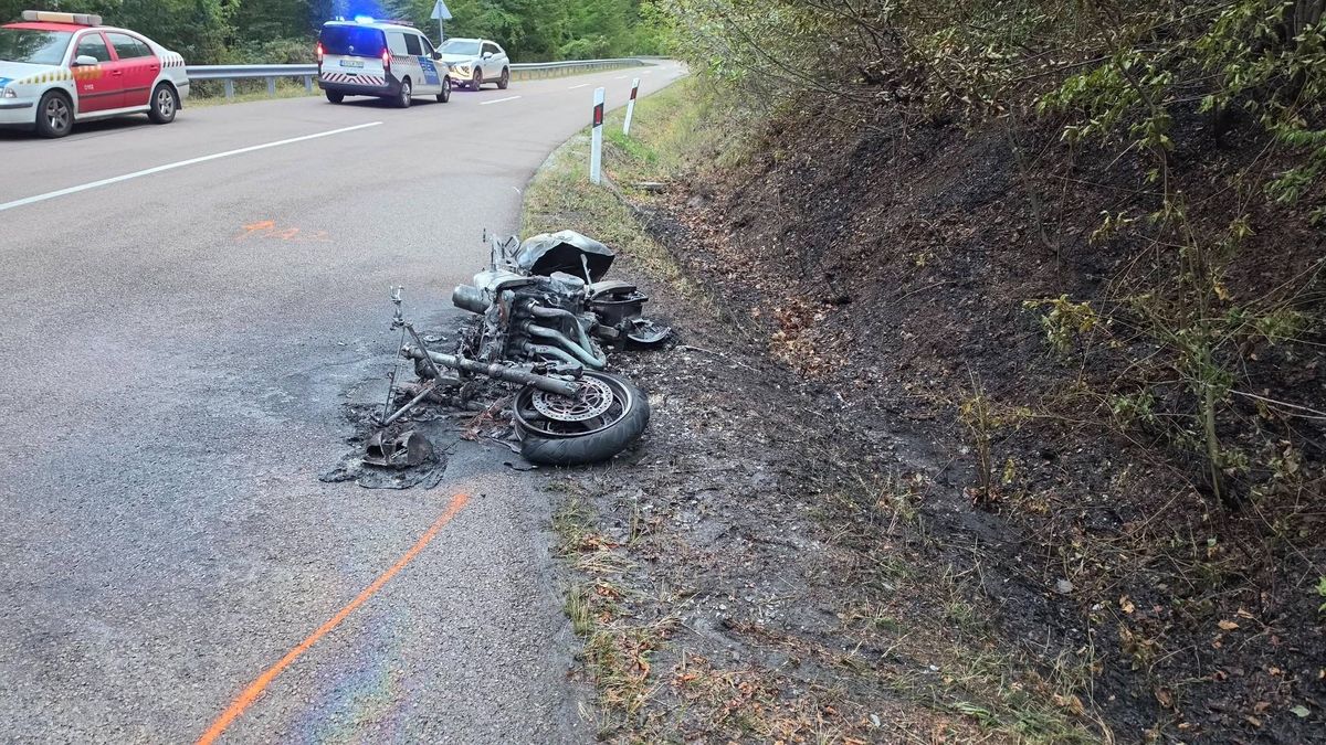 Fotókon a súlyos motorbaleset: felismerhetetlen égett a jármű a 24-esen