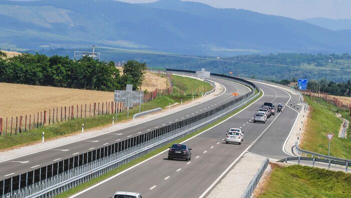 Szalagkorlátnak csapódott egy autó az M25-ösön – mentőket is riasztottak