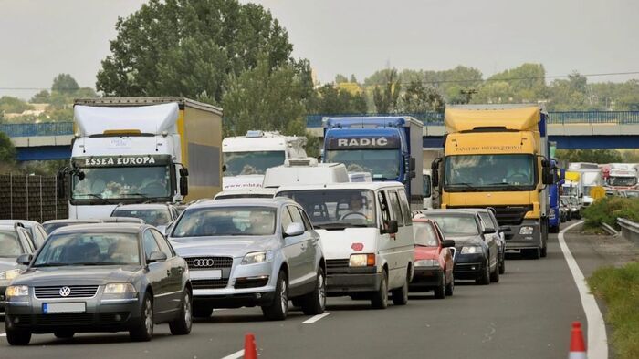 Kisbusz hajtott a terelésbe az M3-as autópályán – nagy a torlódás!