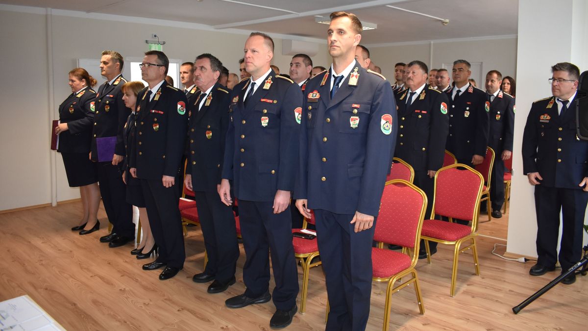 Huszonkilenc Heves megyei tűzoltó részesült elismerésben október 23-a alkalmából
