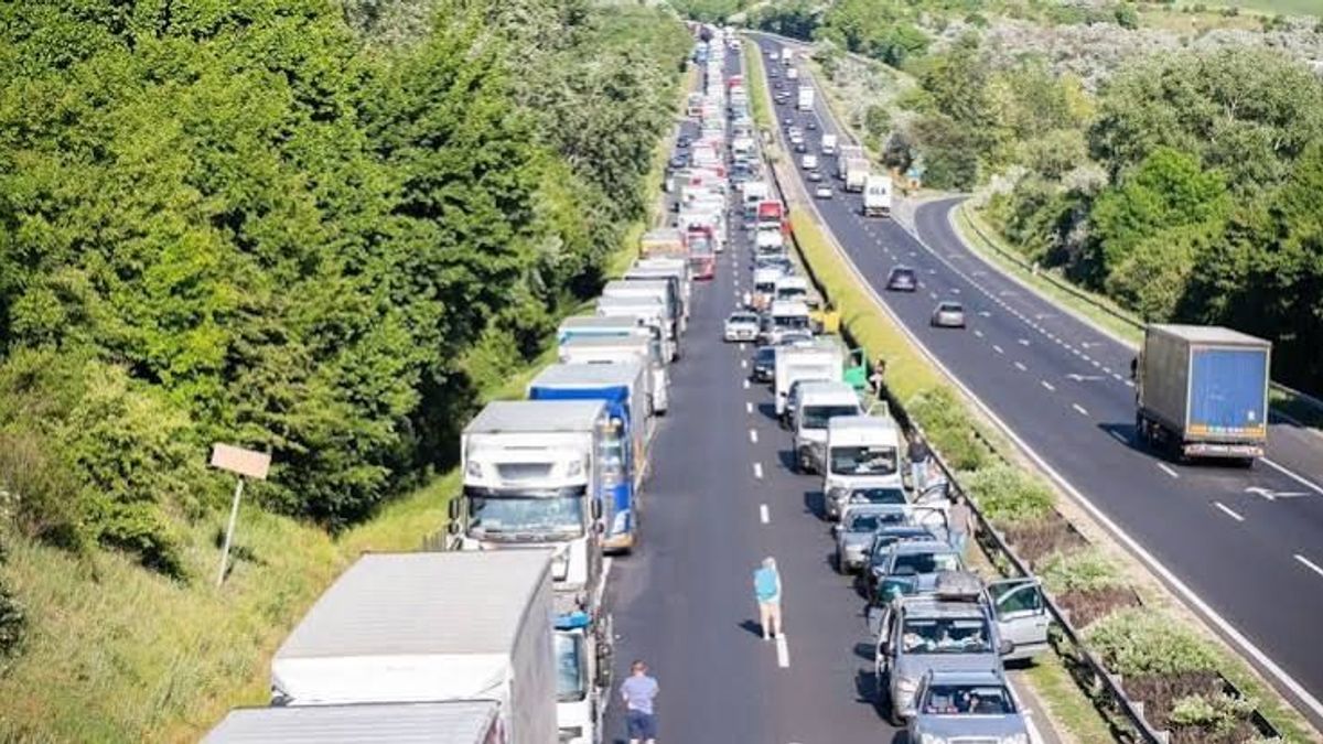 Egymásba rohant három autó az M3-ason, kilométeres a dugó