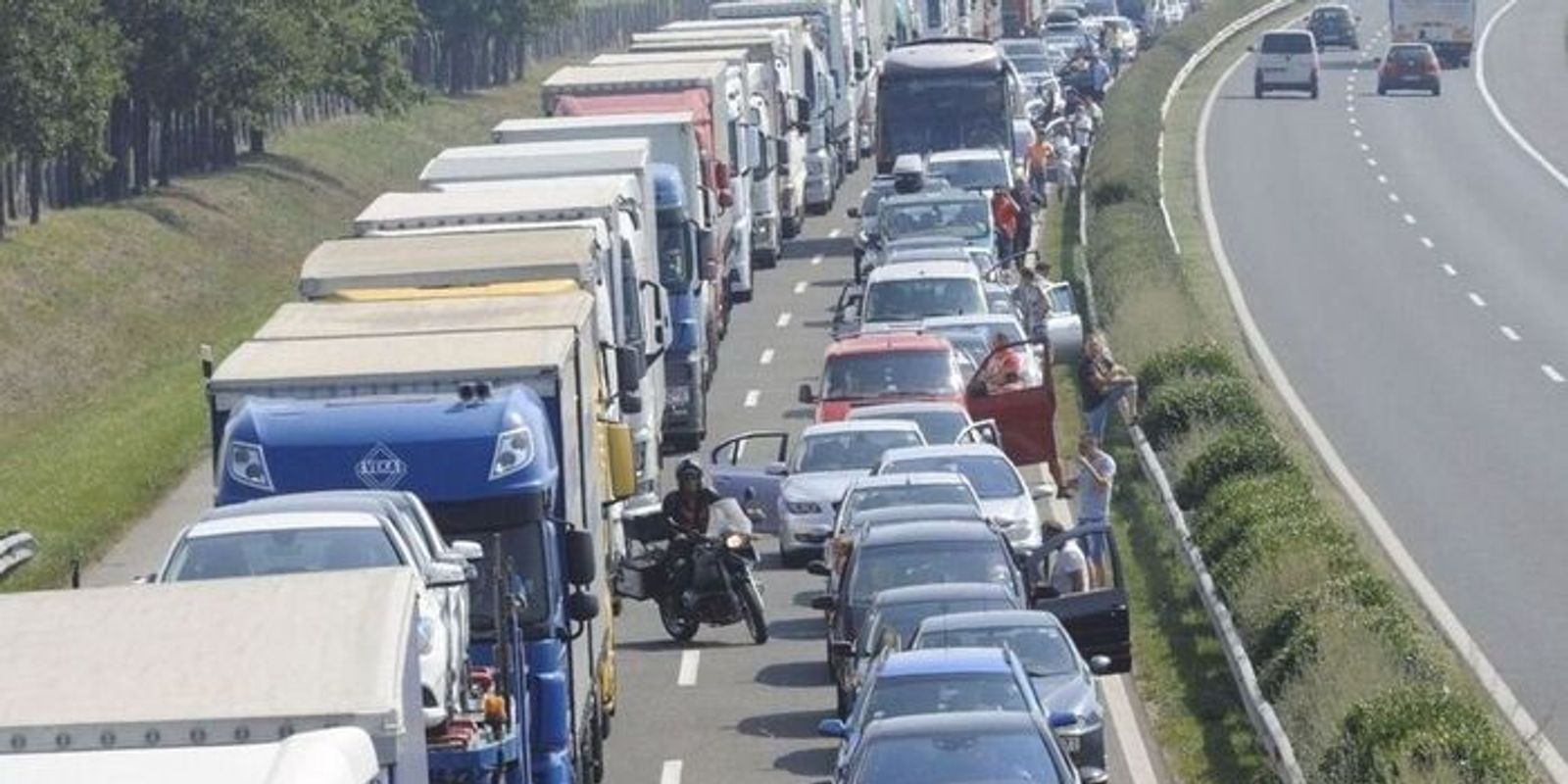 Karambol miatt kígyóznak a kocsisorok az M3-ason