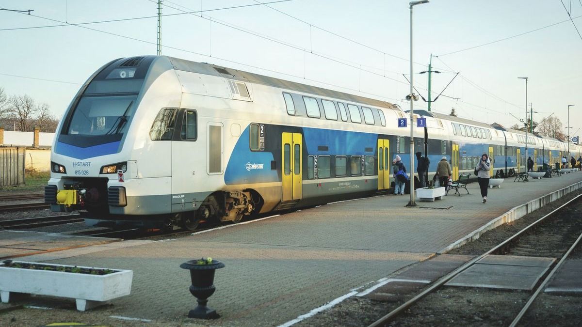 Rosszul lett egy utas, mentőre várnak a Keletiben: jelentős késés bénítja az egri vonatot