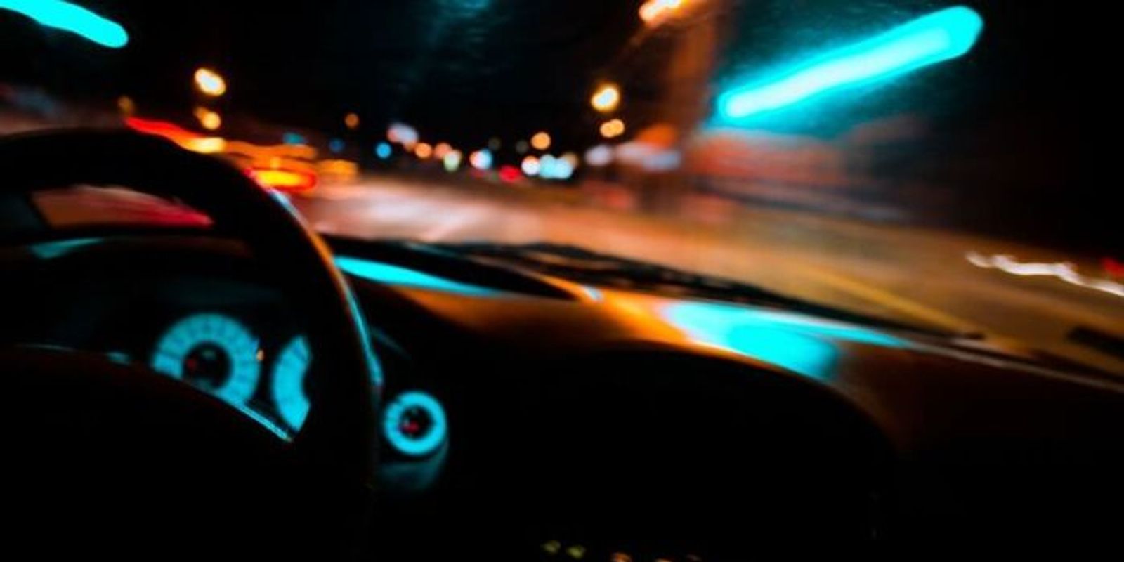 Felszedte a fekvőrendőrt a fiatal sofőr, mert zavarta az autóversenyzésben + videó