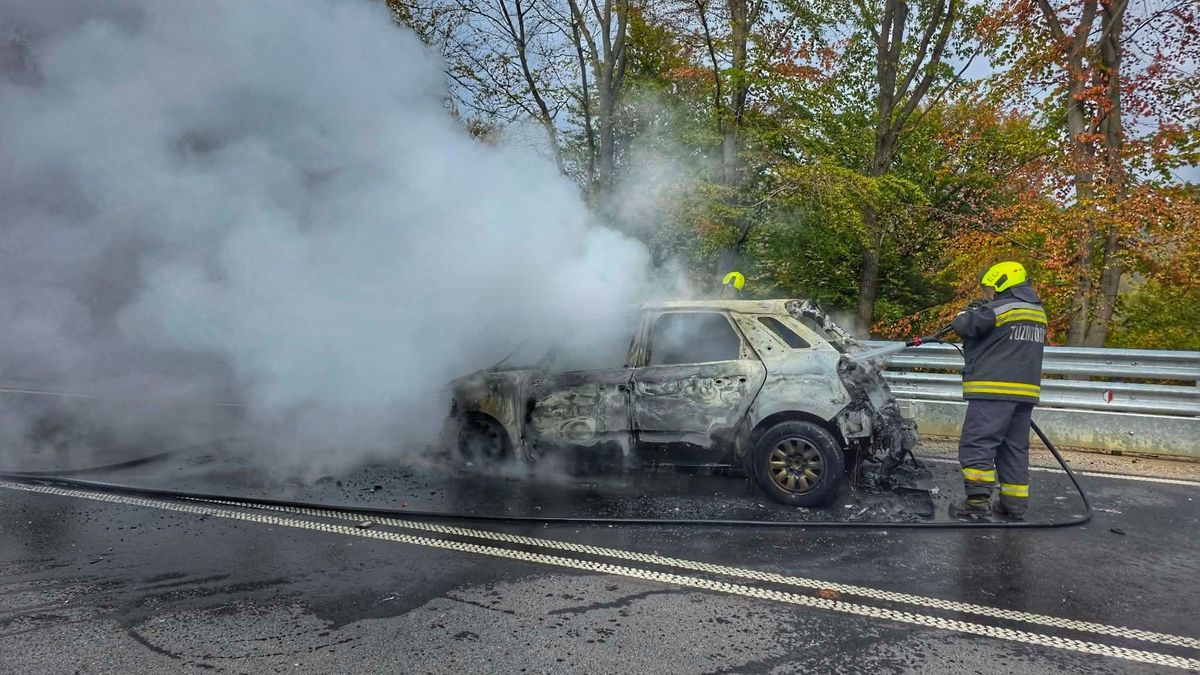 Riadalom a 25-ös főúton: helyszíni fotókon, ahogy egy autót elnyeltek a pokoli lángok