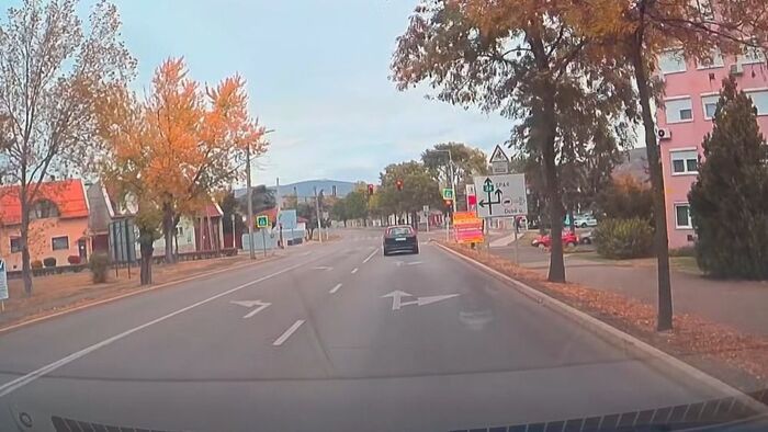 Ember, mit művelsz? Döbbenetes autós manővert rögzített a kamera Gyöngyösön – videóval