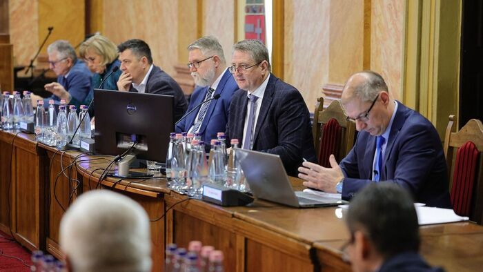 Komoly viták közepette döntöttek arról, hogy feloszlassák-e az egri közgyűlést