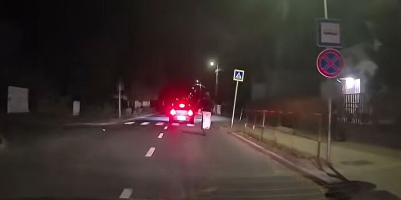 Két fiatal egy rolleren, minden jelzés nélkül a sötétben: a tragédia a levegőben volt