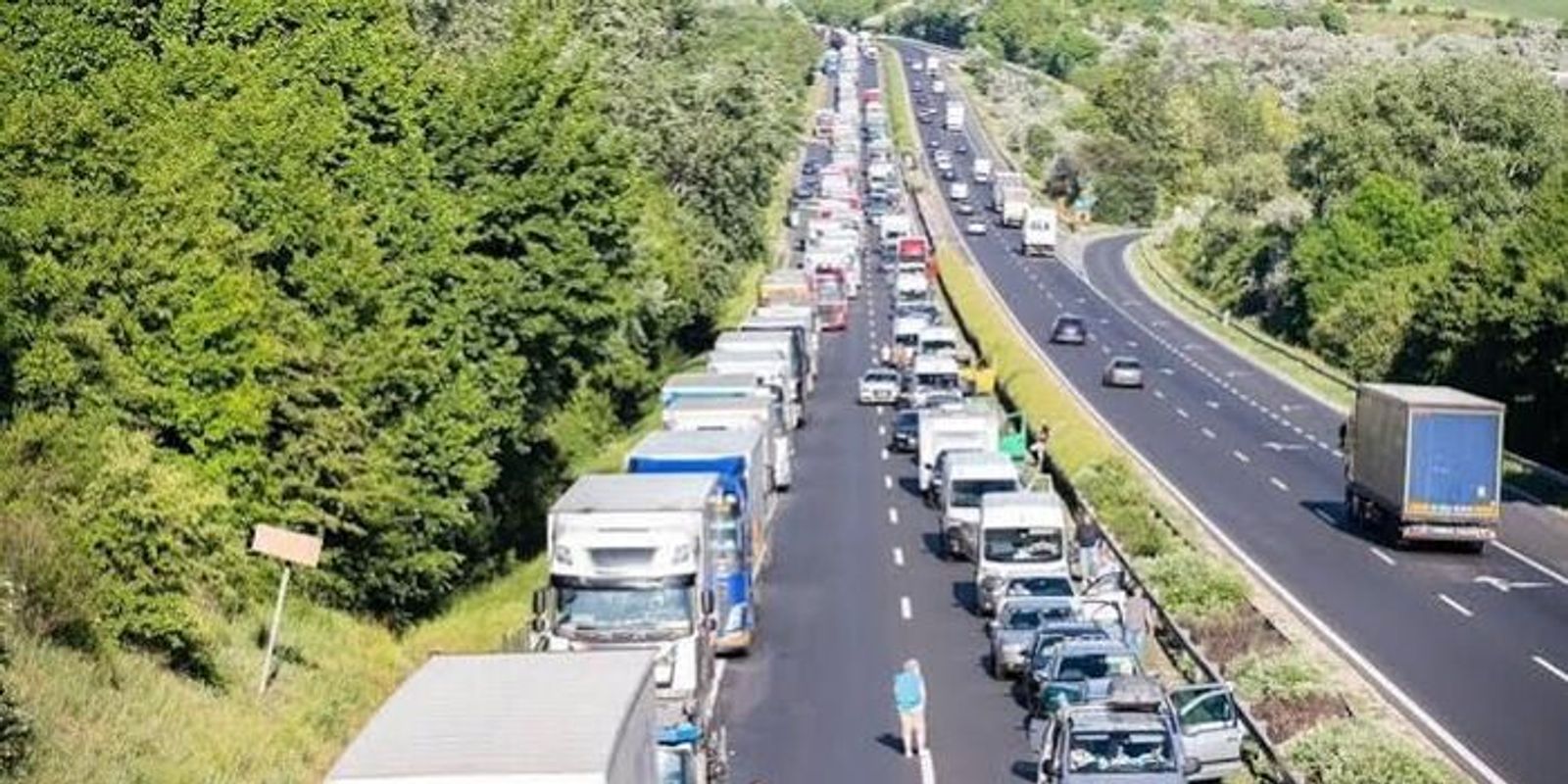 Egymásba rohant három autó az M3-ason, kilométeres a dugó