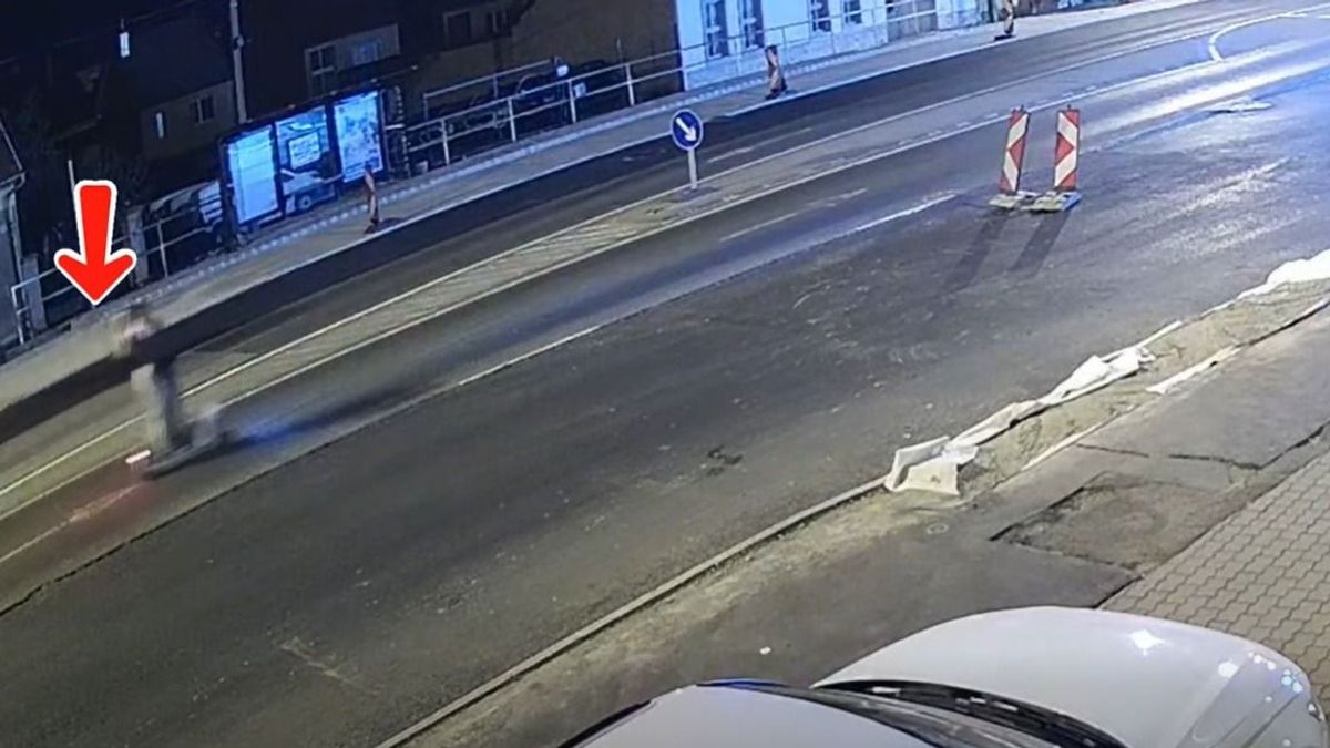 Hatalmas zakó lett az ittasan rollerezés vége Egerben: videón a két tinédzser lány esése