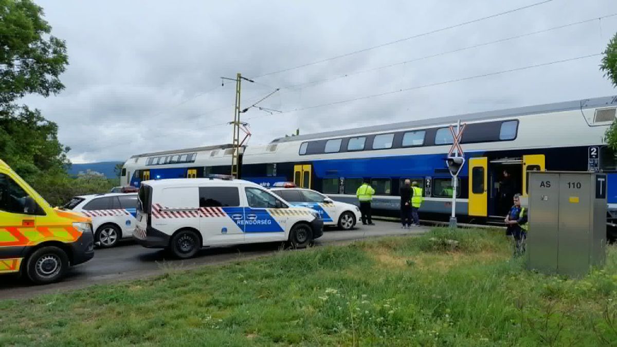 Pirosat mutatott a lámpa, mégis a sínekre hajtott a sofőr Gyöngyösön – videón az ütközés előtti pillanat