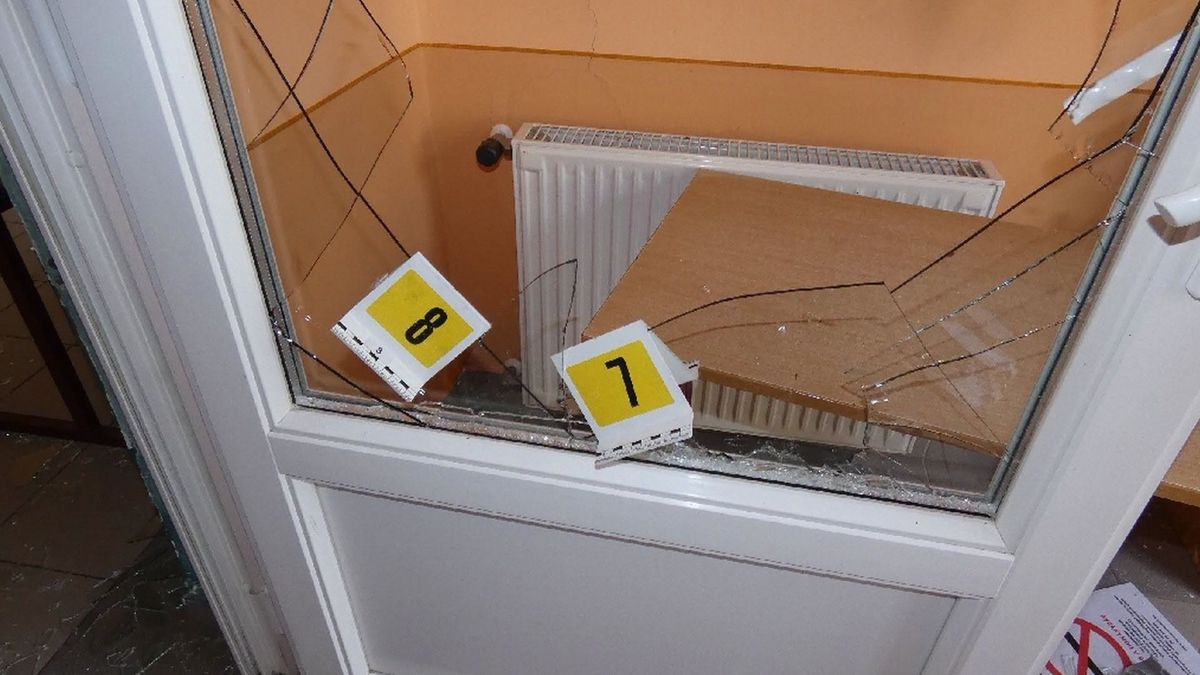 Felháborító, ami a hevesi iskolában történt – a kutyás rendőrök azonnal kivonultak az épülethez