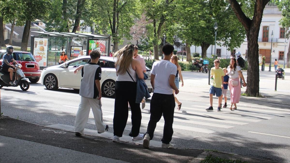 Új okoszebrával válik biztonságosabbá a gyalogosközlekedés Egerben