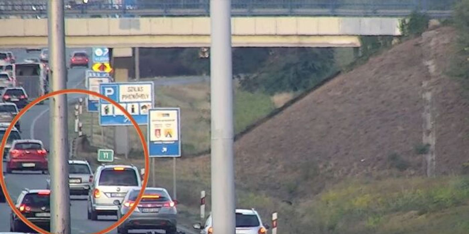Hajszálon múlt a tragédia az M3-ason: elképesztő manővert vett fel a kamera