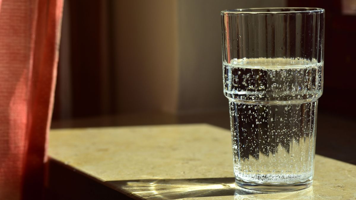Nehogy igyál belőle! Óriási a baj a népszerű ásványvízzel, sürgősen visszahívták az üzletekből