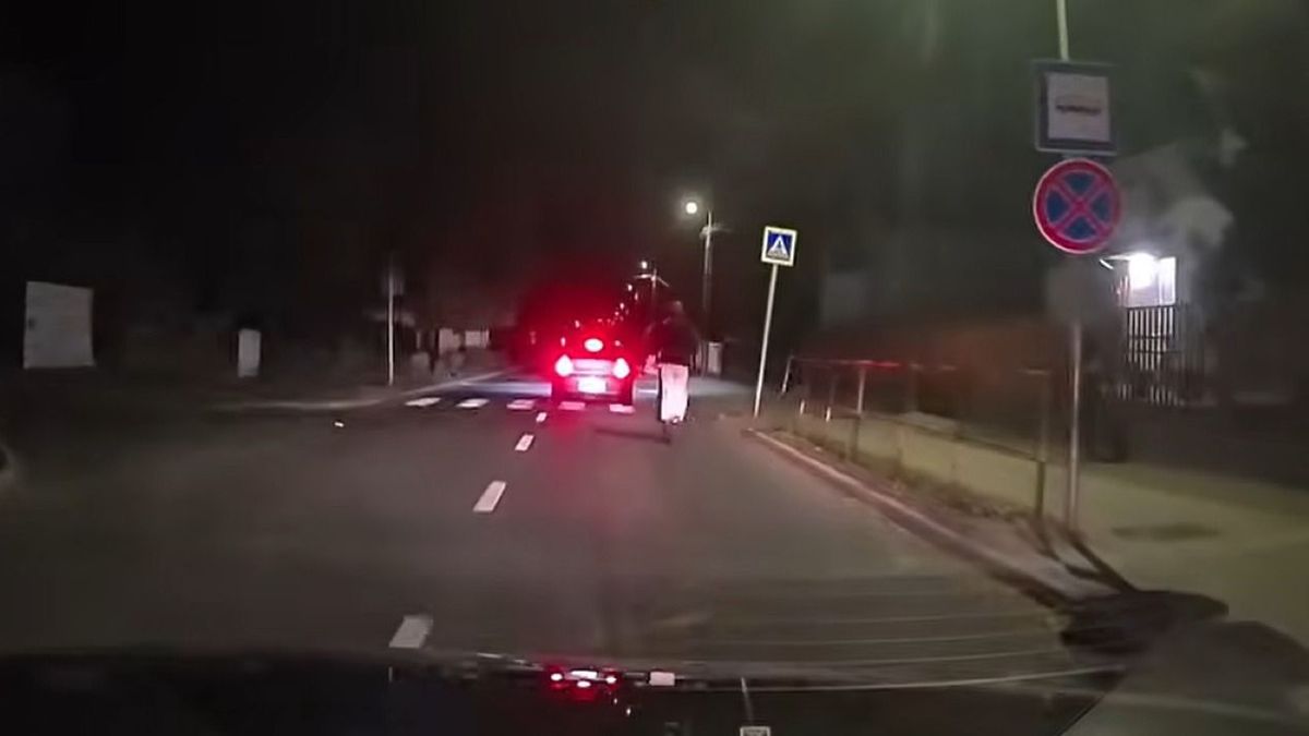 Két fiatal egy rolleren, minden jelzés nélkül a sötétben: a tragédia a levegőben volt