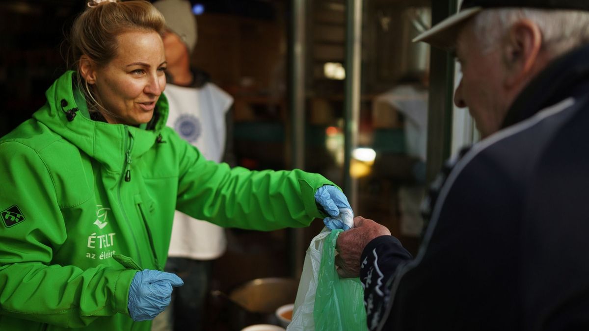 Sokaknak ez az egyetlen meleg étel: napi 750 adag ingyen ebédet osztanak ki Egerben és környékén!