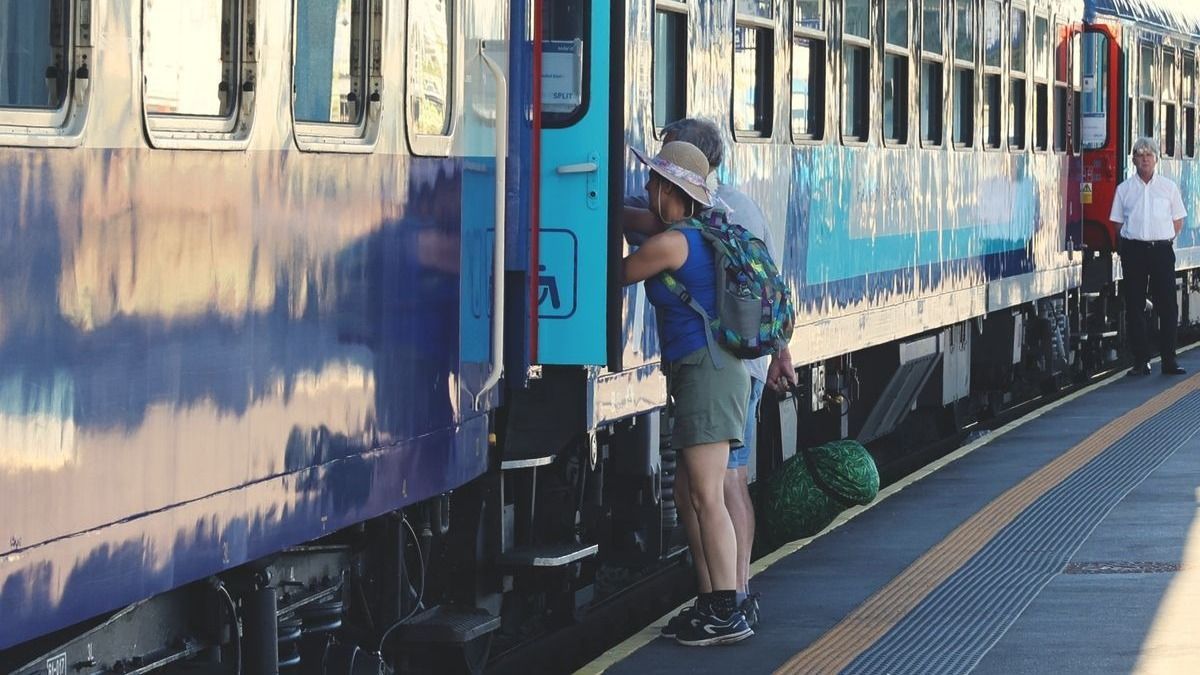 Magasabb pótdíjra számíthatnak az utasok a vonatokon és a buszokon