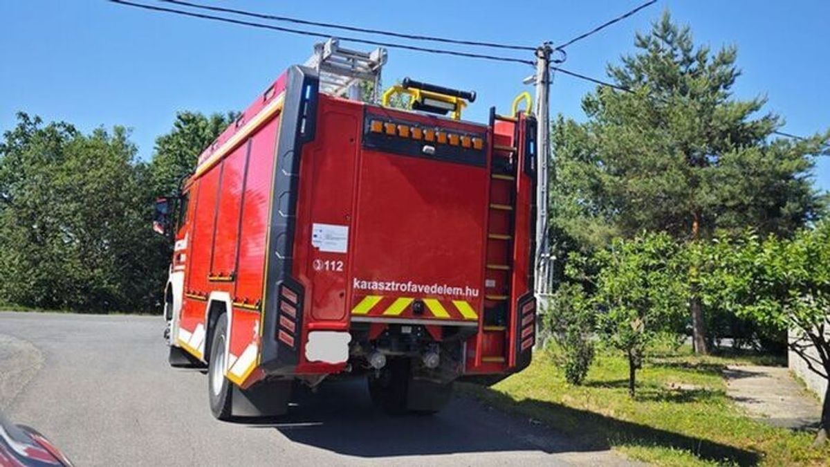 Két autó karambolozott Tiszanánán, egy trafóház is sérült a balesetben
