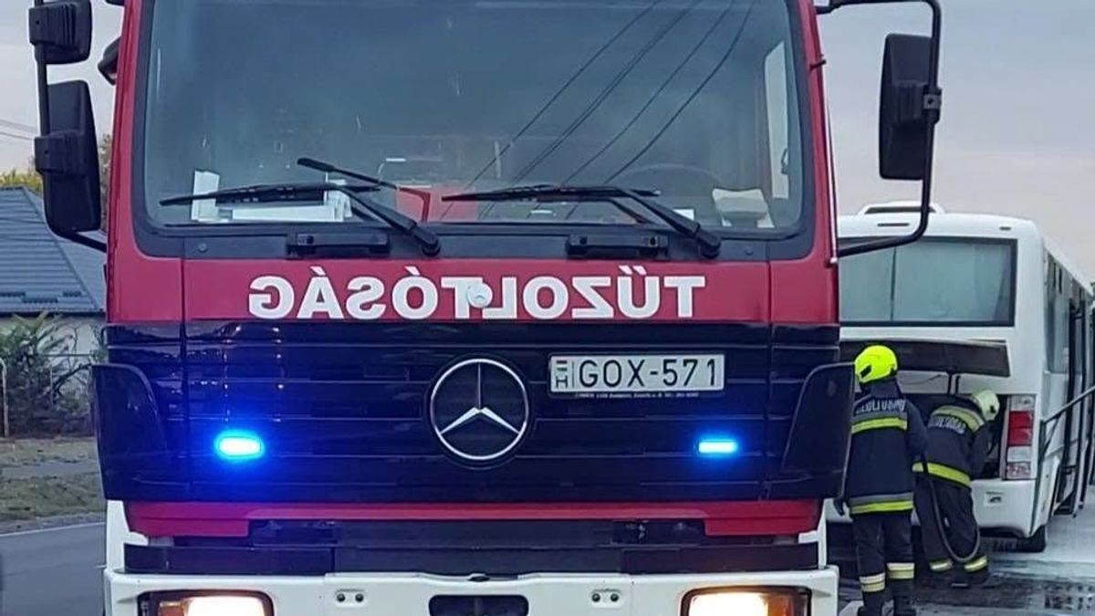 Lángra kapott egy autóbusz a 33-as főúton - fotókkal